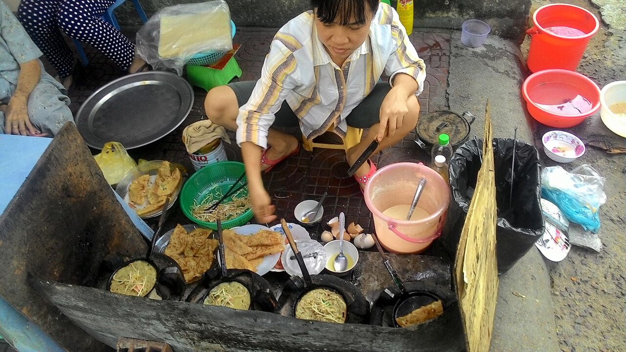 Bánh xèo prepared by a street vendor in Quy Nhơn, Vietnam.